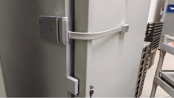 你知道貝爾科技是怎么給實驗室異形門生物冰箱安裝智能電子鎖的嗎？24.3.15